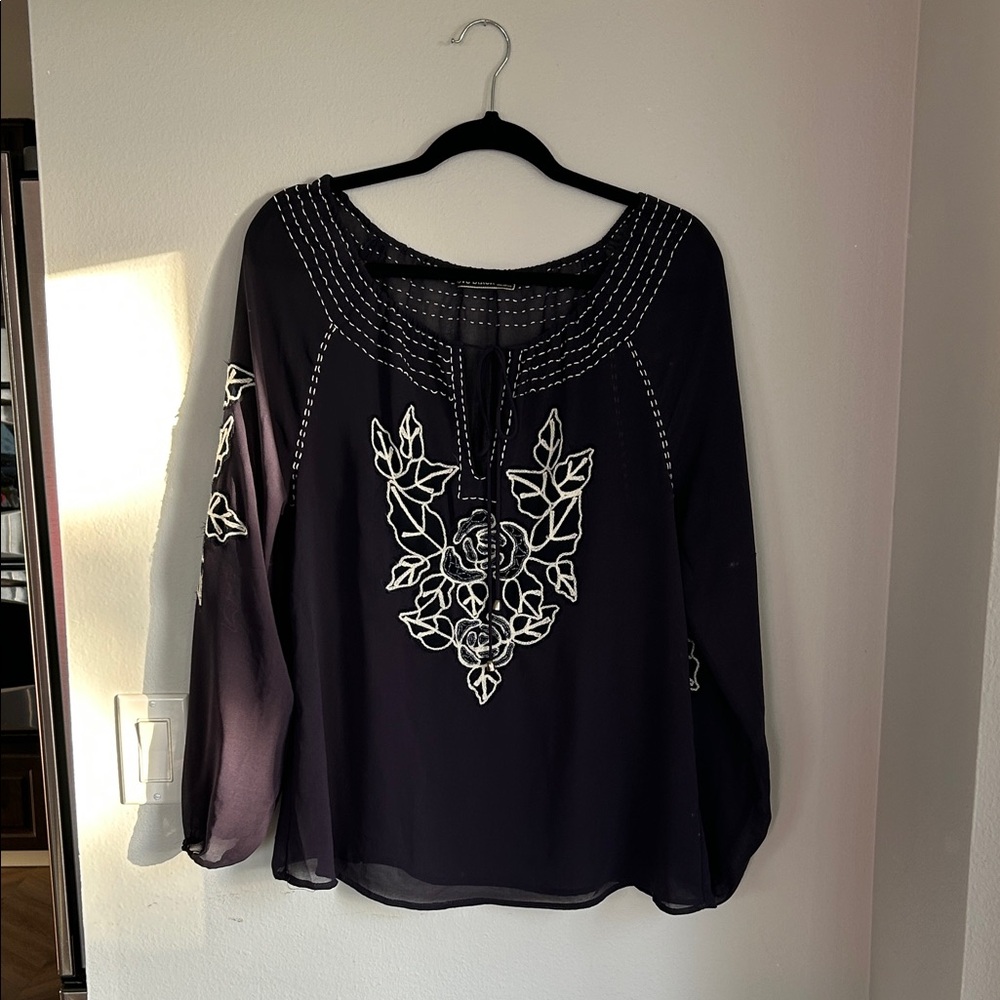 Chic Navy Blue Blouse with White Floral Design